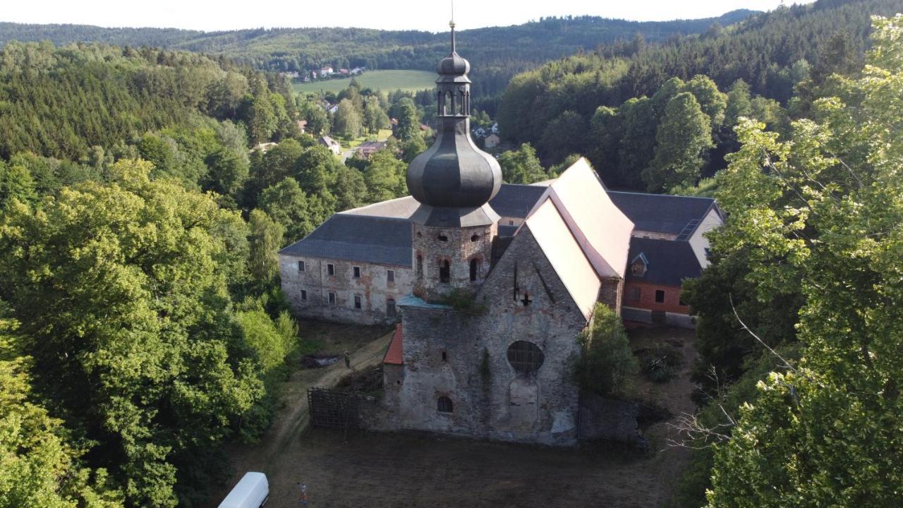 Maringotka Na Samote Na Kozi Farme Hotel Poběžovice Kültér fotó